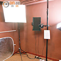房間內備有專業燈光、反光板等拍攝器材。