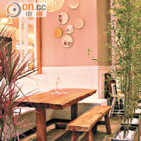 餐廳以原木為設計主題，室內置有不少小擺設及花卉，自然舒適。