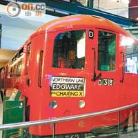 想了解倫敦地下鐵的發展史，到Transport Museum就可以看到舊時列車的模樣。