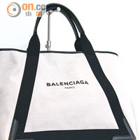 Balenciaga首次推出的帆布Tote Bag，售價較皮袋平一大截，相當吸引。