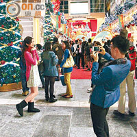 尖沙咀區大型商場林立，聖誕氣氛最濃厚。