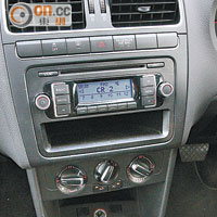 中控台裝上RCD 210音響系統，並連接了4具揚聲器。