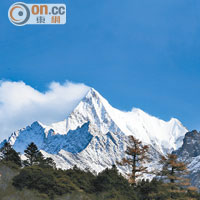海拔5,958米高的央邁勇，藏語意為「文殊菩薩」，是三神山比較易看見的一個。