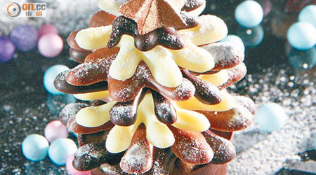 迷你朱古力聖誕樹 $35（e）<br>細緻的聖誕樹以白朱古力、黑朱古力及牛奶朱古力製成，配以果仁製成的軟朱古力，外脆內軟的口感很豐富。