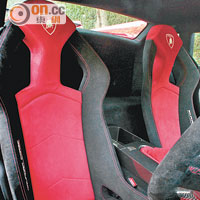 座椅以搶眼的紅黑色示人，椅背更有廠徽和Squadra Corse徽章。