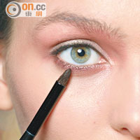 03 /在下睫毛位置，以閃啡色眼影掃上柔和的下眼線，加深眼部輪廓。