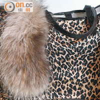 Fur collar　$2,080、Tote bag　$1,380