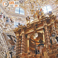 天花位置的裝飾以金箔覆蓋，複雜程度令全場參觀者讚嘆。
