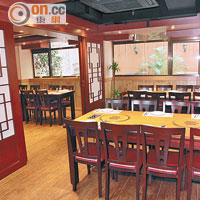 餐廳環境甚有韓國風味，乾淨明亮。