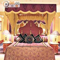 客房內除床褥超大、超軟外，還有不同厚度的枕頭供選擇。