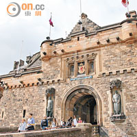 愛丁堡城堡歷史悠久，連溫莎堡也比它遲400年才建成。