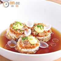 Modern "French Onion" $90<br>湯底是自家熬製的清雞湯，並在湯中加了珍珠洋葱和醃鯷魚來提味，帕爾馬芝士加蛋黃做成醬，令洋葱湯的味道更豐富和清新。