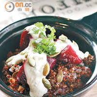 Organic Quinoa, Nuts, Beetroot and Spiced Yogurt $88　<br>有機藜麥是近年流行的健康食品，大廚簡單配上紅菜頭、果仁粒等，原汁原味又好吃。