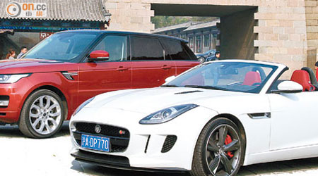 與Range Rover Sport一同來到八達嶺水關長城，Jaguar F-Type（右）亦吸引不少途人目光。