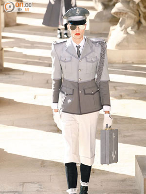 Military coat是傳統款式，卻用上強烈的bicolor對比色，加強有趣的視覺效果。