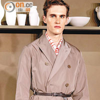 Trench coat是round sharp線條，以skinny belt凸顯腰線，再襯bermuda shorts，時尚中展現一份隨意態度。