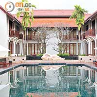 度假村建築採用柬式傳統風格，泳池更參考了皇家浴池設計。