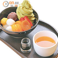 抹茶軟雪糕白玉餡蜜 $54（f）<br>在傳統的和菓子「蜜豆」上加入日文中稱作「餡」的紅豆蓉而成，一口便吃到寒天、紅豆、白玉、軟雪糕的4種口感。