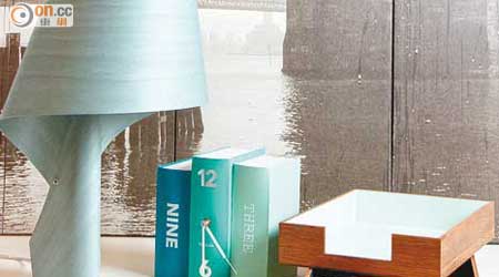 （由左至右）備有多款色調的Air Table Lamp，也因應潮流推出了湖水藍。旁邊的座枱鐘與文件匣則同屬北歐出品。<br>Air Table Lamp $3,999（b）、Karlsson座枱鐘 $499（a）、ferm LIVING文件匣 $599/件（a）