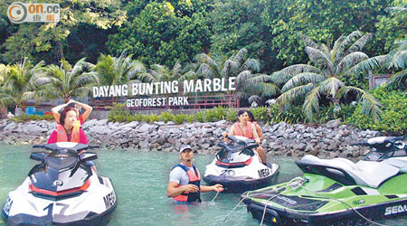 來到Dayang Bunting Island，Robbie會親自下水替團友將水上電單車泊好。