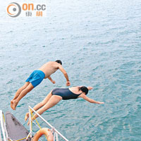 船主跟團友示範入水角度超完美的雙人跳水。