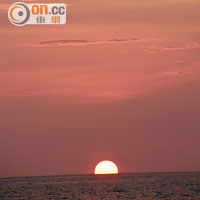 看着橙紅色的夕陽慢慢沉到海中，愉快的一天又將完結。