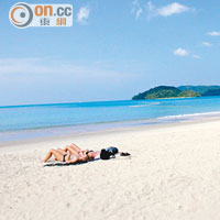 度假村坐擁1公里長的私人沙灘，住客可以享受寧靜的日光浴。