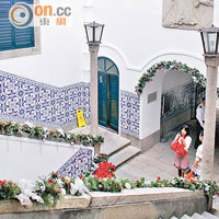 大樓樓梯旁的牆腳鑲有葡萄牙青瓷磚，別具特色。