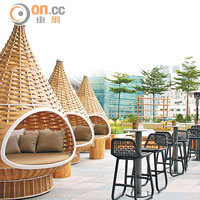 充滿泰式風情的帳篷梳化，是酒吧區內最受歡迎的位置。