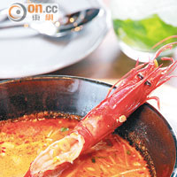 西班牙紅蝦冬蔭功 $98<br>傳統的冬蔭功湯做法，換上西班牙紅蝦，味道更濃厚和富層次，紅蝦味道鮮甜。