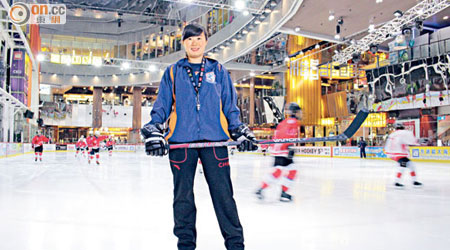 任職香港冰球訓練學校助理教練的譚安琪， 目前最希望帶領香港女子冰球隊走向國際體育舞台。