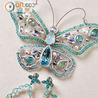 以碧璽、海藍寶石、珍珠及鑽石鑲嵌而成的美麗花蝴蝶，色調上花了不少心思，蝴蝶身體部分是巨型的海藍寶石，美輪美奐。