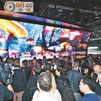 LG展覽攤位入口處用上3D電視幕牆，吸引不少人圍觀。
