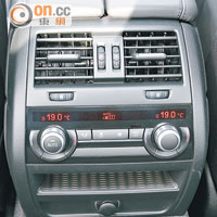車上設有4區域冷氣控制系統，連後排左右冷暖都可獨立調校。