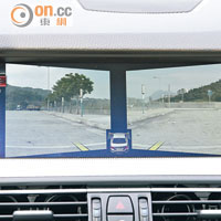 中控台上方設有10.2吋彩色屏幕，並連接前輪拱鏡頭、後泊車鏡頭及導航系統。