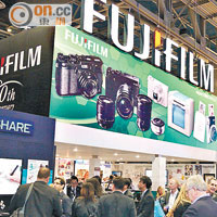 Fujifilm展覽攤位人頭湧湧。