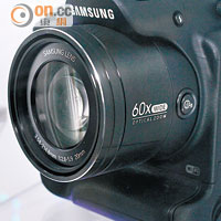 WB2200F配備60倍變焦鏡頭，還可加裝直度手柄扮單反。