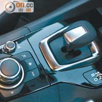 波棍採納短小精悍設計，後方更有Mazda Connect控制旋鈕。