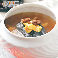 羊肚菌竹絲雞燉螺頭<br>竹絲雞及螺頭是傳統燉湯常用食材，大廚加入清新芳香的羊肚菌，令湯底入口更香更甜。