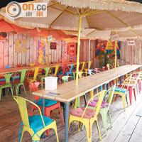 場內亦有酒吧和輕食店，用餐區內還畫蛇添足加上太陽傘自製熱帶風情。