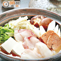 鮟鱇鍋 $380（e）<br>原身為茨城縣的漁民料理，稻菊的後藤正行師傅特地以味噌湯底中和鮟鱇獨特的魚味，令香港人更容易接受。