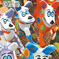 紙製狗仔擺設，是熱賣產品之一，MKK3,000（約HK$23）。