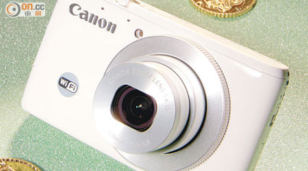 PowerShot S200 售價：$2,580（a）配備F2.0大光圈鏡頭，而且提供24mm廣角。