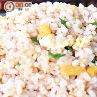 發酵過的米，只需加青葱和雞蛋去炒就已經香噴噴好好食，米飯午餐NT$180（約HK$46）。