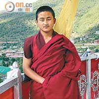 在佛塔遇到18歲的僧人Karma Tshering，12歲已出家的他覺得無欲無求才最幸福。