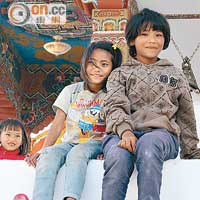 不丹的小孩都很天真可愛，不會出現港孩的野蠻舉動。