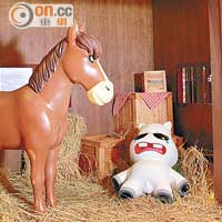小馬正躲在「馬到金成練馬房」午睡，歡迎貪玩的小朋友出動稻草撩撩牠的巨型鼻孔。