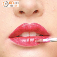 均勻塗上紅色唇膏，可以借助唇掃等輔助工具，避免唇角地方畫出界。