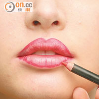 根據唇形，用紅色唇筆勾畫出唇部的輪廓，用意是防止上唇色時出界。