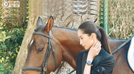 Jaquet Droz Petite Heure Minute Low Relief Horse腕錶<br>黑色大明火珐琅錶盤、18K紅金半浮雕駿馬、43mm直徑18K紅金錶殼。<br>限量88枚 $468,600（c）<br>Max Mara黑色西裝褸 $8,880（i）